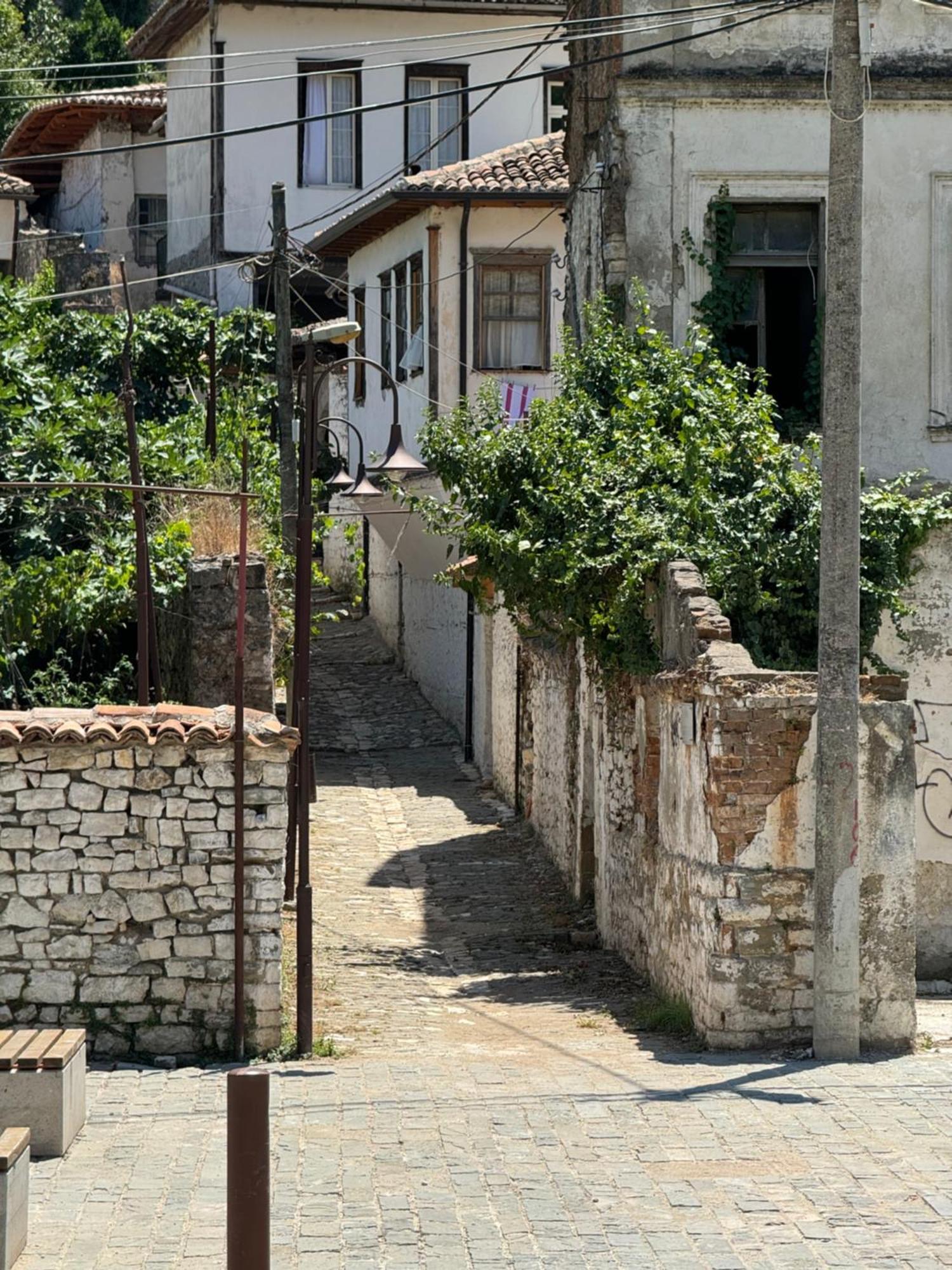 Meroli Guesthouse - Unesco Quarter Berat Eksteriør bilde