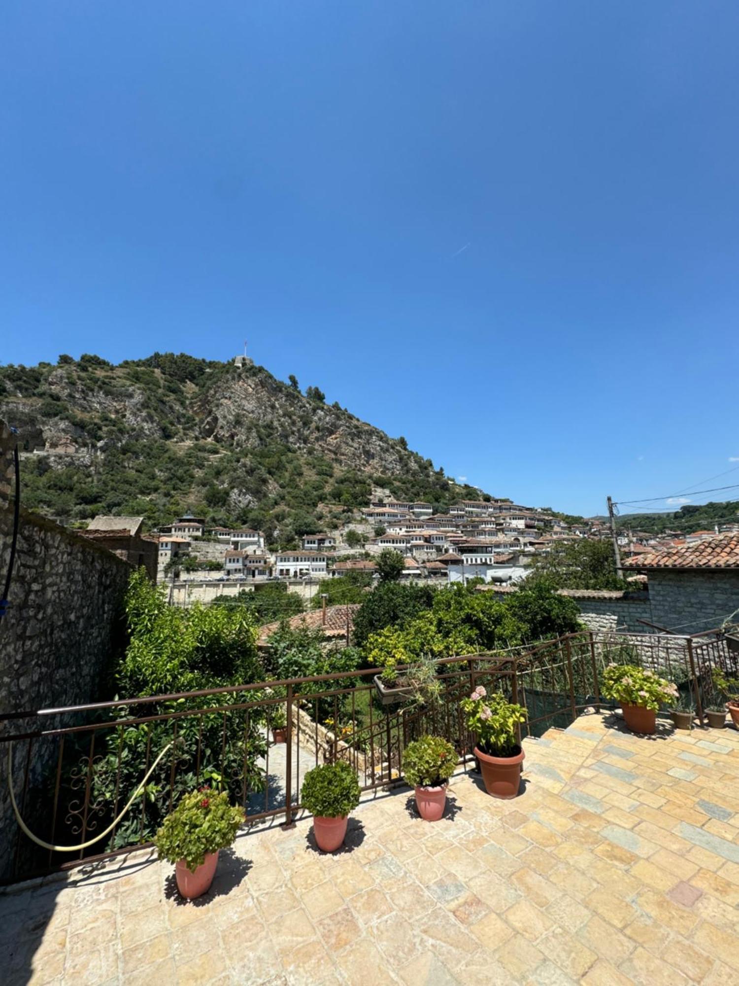 Meroli Guesthouse - Unesco Quarter Berat Eksteriør bilde